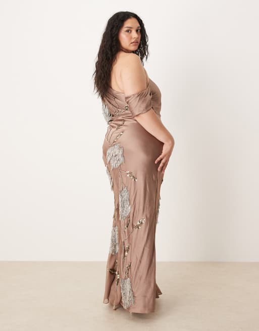 ASOS DESIGN Curve – Maxikleid aus Chiffon-Satin-Mix in Mokka mit Blumenverzierung, 4 von 4