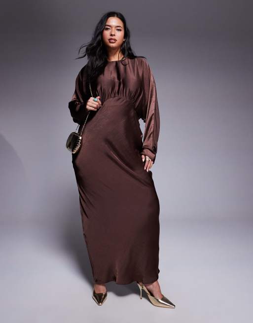 ASOS DESIGN Curve – Maxikleid aus Satin in Schokoladenbraun mit Fledermausärmeln