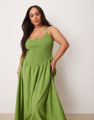 ASOS DESIGN Curve - Maxikleid in Grün mit Knitterstruktur, hinten überkreuzten Trägern und U-Ausschnitt