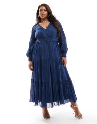 ASOS DESIGN Curve - Maxikleid in Marineblau mit feiner Faltenstruktur, tiefem Ausschnitt und V-Rückenausschnitt