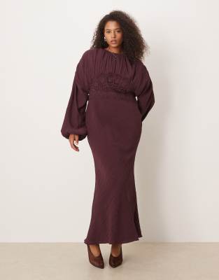 ASOS DESIGN Curve - Maxikleid in Maulbeere mit Rundhalsausschnitt, voluminösen Ärmeln und Spitzendetail an der Brust-Lil...