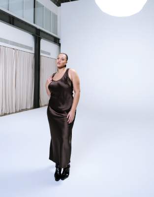 ASOS DESIGN Curve - Maxikleid in Schokobraun aus Satin mit U-Ausschnitt-Keine Farbe