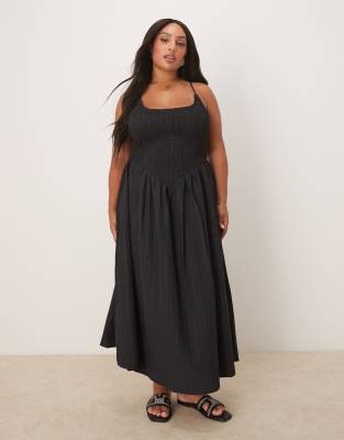 ASOS DESIGN Curve - Maxikleid in Schwarz mit Knitterstruktur, hinten überkreuzten Trägern und U-Ausschnitt