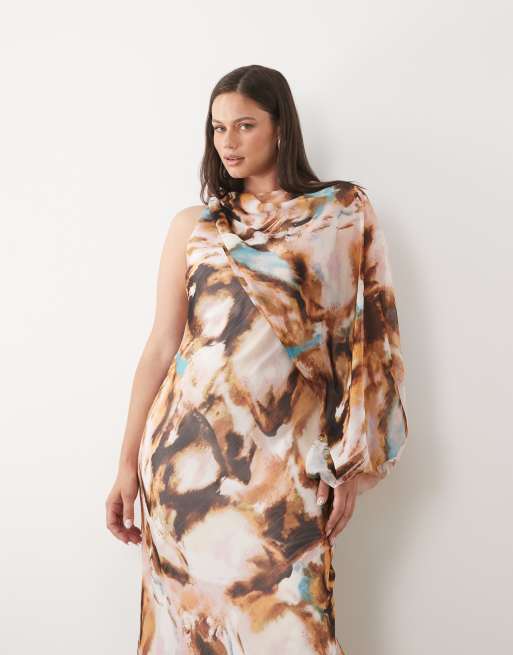 ASOS DESIGN Curve – Maxikleid mit drapiertem Ärmel, Schrägschnitt und abstraktem Muster in Braun und Blau, 2 von 4