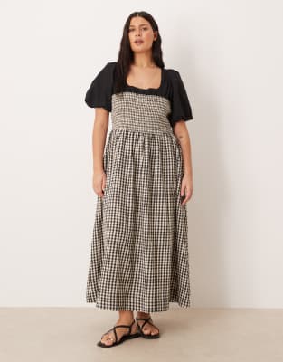 ASOS DESIGN Curve - Maxikleid mit gesmoktem Oberteil, Puffärmeln und schwarz-weißen Vichy-Karos-Bunt