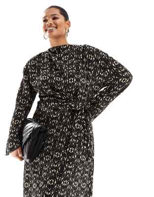 ASOS DESIGN Curve - Maxikleid mit Taillenschnürung und verschwommenem Muster in Schwarz und Cremeweiß