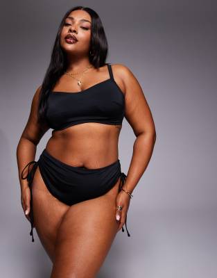 ASOS DESIGN Curve - Maya - Eng geschnittenes Cropped-Bikinioberteil in Schwarz mit verdeckten Bügeln