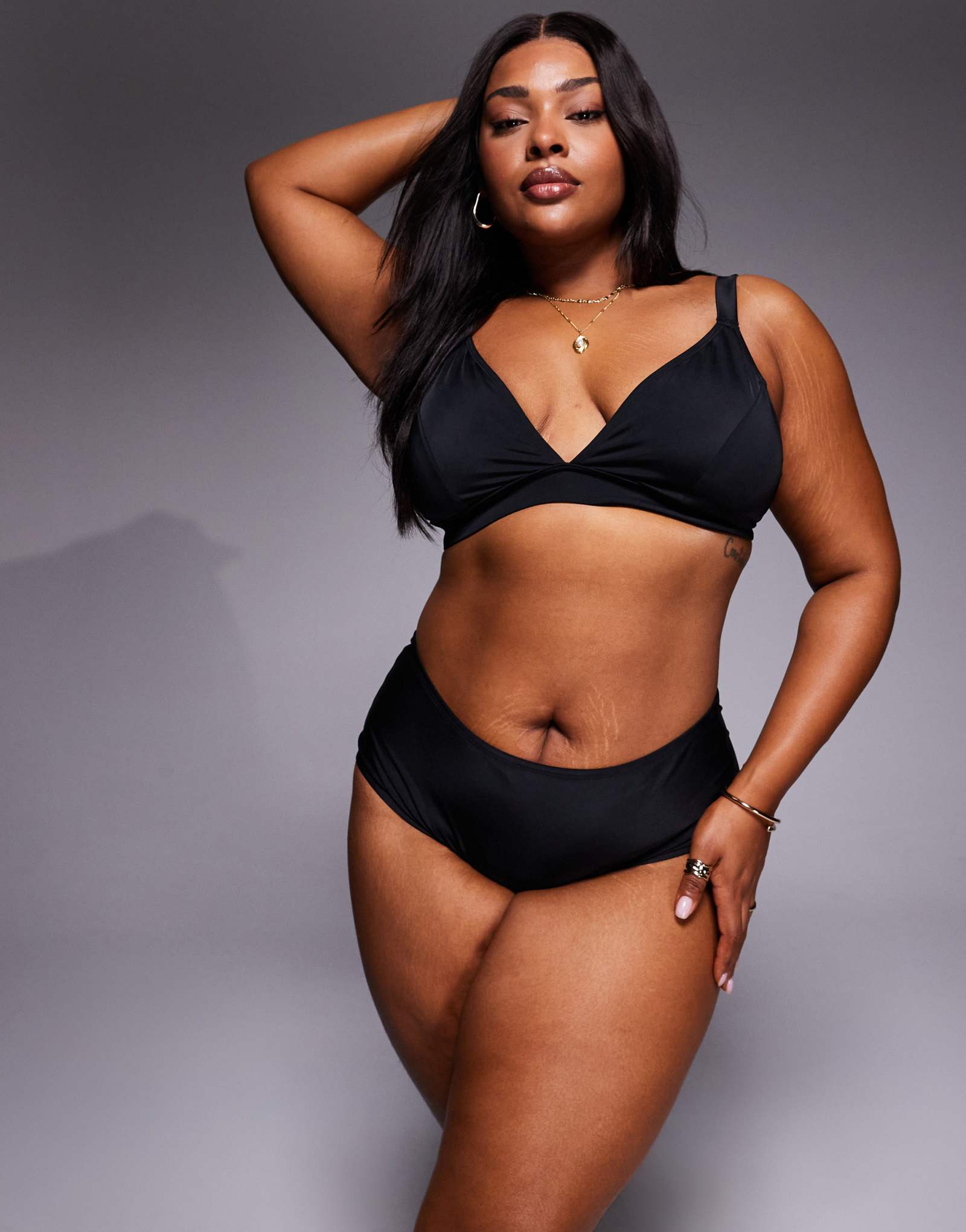 ОБЛЕГАЮЩИЙ треугольный топ-бикини Maya Santa Monica от ASOS DESIGN Curve черного цвета