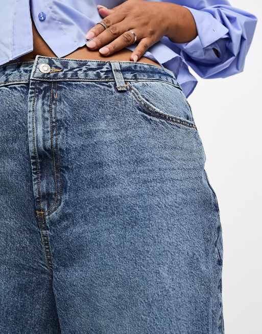 ASOS DESIGN Curve – Mellanblå, avslappnade mom jeans med hög midja, 2 av 5