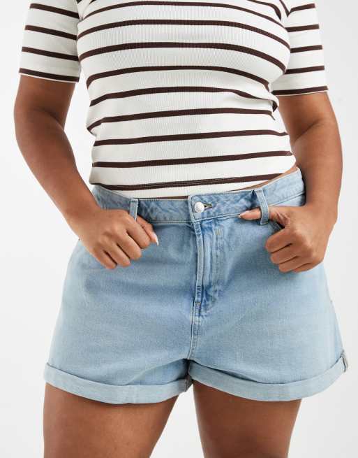 ASOS DESIGN Curve – Mellanblå, bekväma jeansshorts i mom-modell, 3 av 5