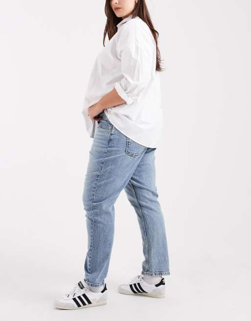 ASOS DESIGN Curve – Mellanblå jeans i slim fit och mom-modell, 3 av 5