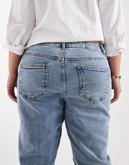 ASOS DESIGN Curve – Mellanblå jeans i slim fit och mom-modell, 4 av 5