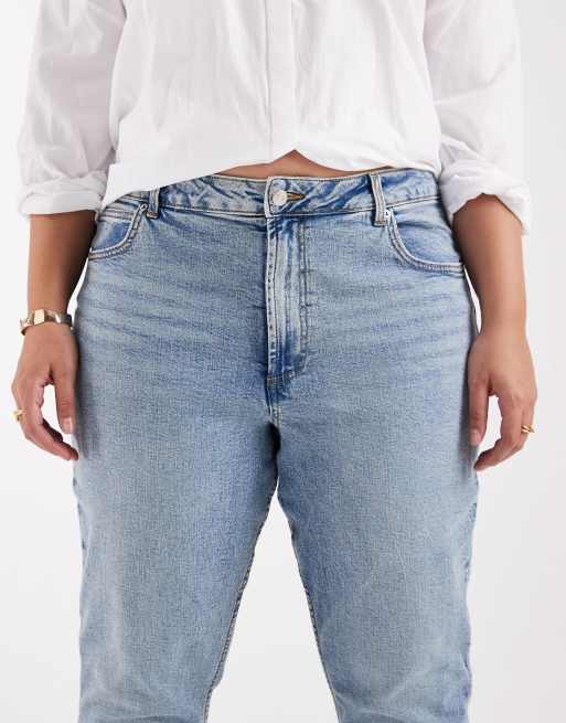 ASOS DESIGN Curve – Mellanblå jeans i slim fit och mom-modell, 5 av 5