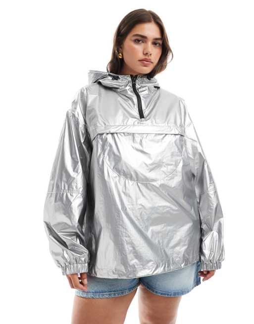 ASOS DESIGN Curve - Metallisk sølvfarvet sammenpakkelig regnjakke, 3 af 4
