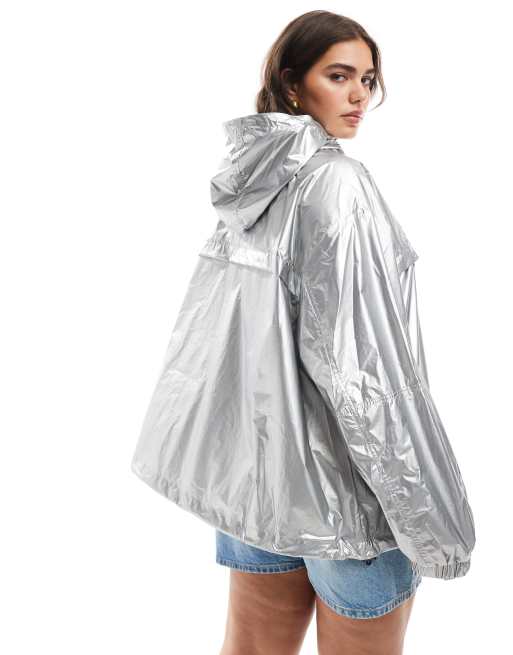 ASOS DESIGN Curve - Metallisk sølvfarvet sammenpakkelig regnjakke, 4 af 4