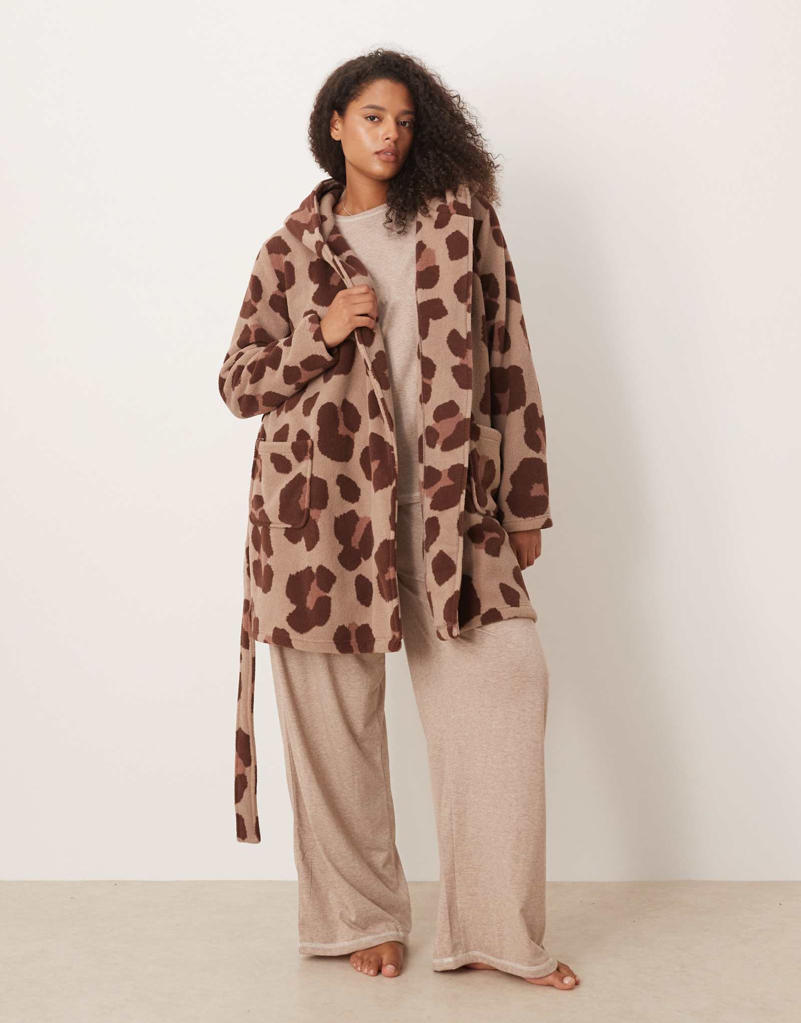 Мини-халат ASOS DESIGN Curve из микрофлиса с леопардовым принтом
