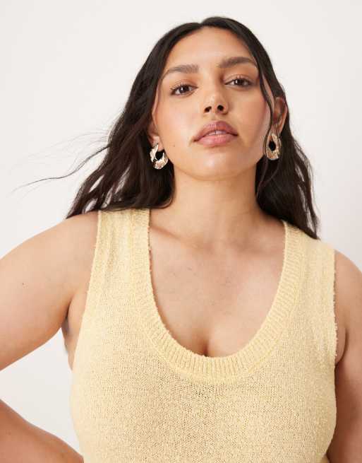 ASOS DESIGN Curve – Midaxi-Kleid aus Strukturstrick in Buttermilchgelb mit U-Ausschnitt, 2 von 4