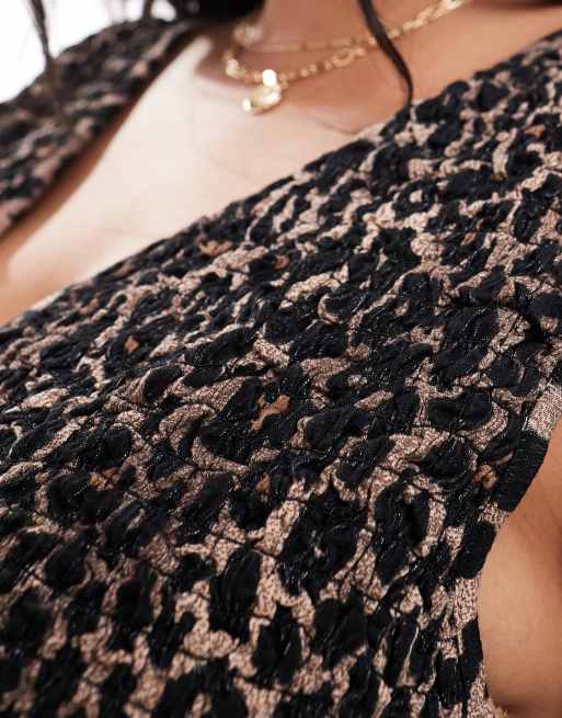 ASOS DESIGN Curve – Midaxi-Kleid mit V-Ausschnitt, weitem Saum und Leopardenmuster, 3 von 4