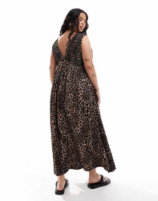 ASOS DESIGN Curve – Midaxi-Kleid mit V-Ausschnitt, weitem Saum und Leopardenmuster, 4 von 4