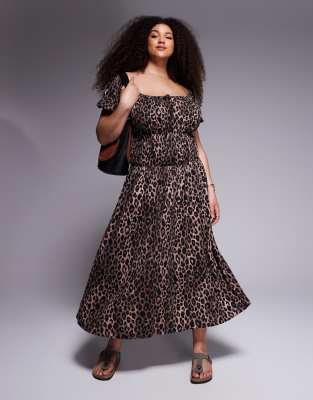 ASOS DESIGN Curve - Midi-Freizeitkleid mit Knittertextur, gesmokter Taille, Milkmaid-Ausschnitt, Puffärmeln und Leoparde...