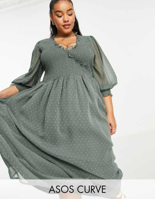 ASOS DESIGN Curve – Midi-Hängerkleid in Khaki mit gesmokten Ärmelbündchen und strukturiertem Punktemuster