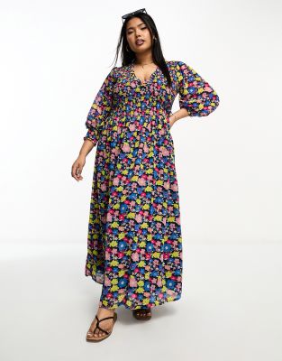 ASOS DESIGN Curve - Midi-Hängerkleid mit gesmokten Bündchen und buntem Blumenmuster auf schwarzem Untergrund