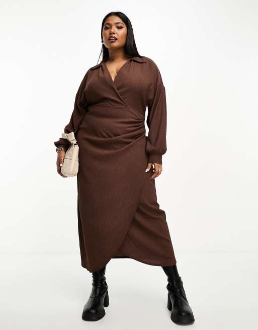 ASOS DESIGN Curve - Midi jurk met overslag, kraagje en textuur in bruin