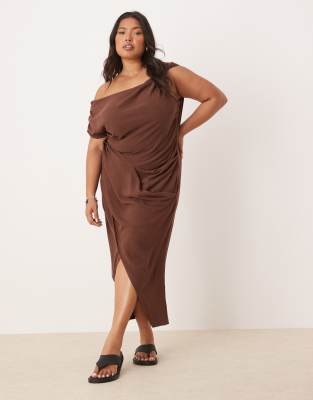 ASOS DESIGN - Curve - Midi-jurk van linnenmix met afhangende en gedraaide schouderband en rok met overslag in chocoladebruin - view 1