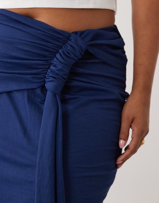 ASOS DESIGN Curve midi-nederdel i sarong-stil med rynkning i navy, 2 af 5