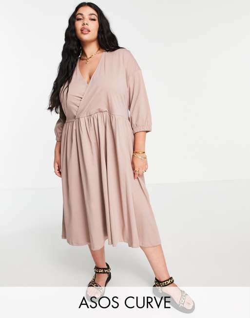 ASOS DESIGN Curve - Midi smockjurk met overslagtop in mokka