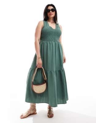 ASOS DESIGN Curve - Midi-Sommerkleid in Khaki mit V-Ausschnitt, Knitterstruktur und gestuftem Rock-Grün