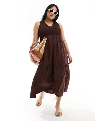 ASOS DESIGN Curve - Midi-Sommerkleid in Schokoladenbraun mit V-Ausschnitt, Knitterstruktur und gestuftem Rock-Brown