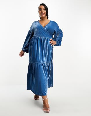 ASOS DESIGN Curve - Midi-Wickelkleid aus Samt in Blau