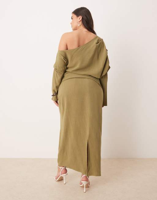 ASOS DESIGN Curve – Midikleid aus Leinen in Khaki mit asymmetrisch freier Schulter, 3 von 4