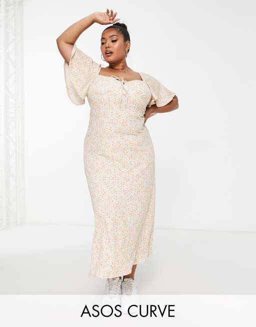 ASOS DESIGN Curve – Midikleid in Cremeweiß und Rosa geblümt mit Bindedetail, Knitteroptik und Flatterärmeln