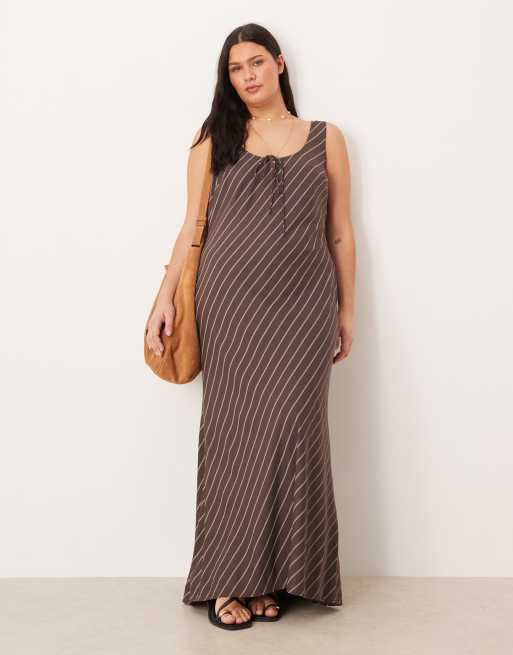 ASOS DESIGN Curve – Midikleid in Schokobraun mit Streifenmuster, U-Ausschnitt und Bindedetail vorne, 2 von 4