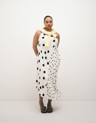 ASOS DESIGN Curve - Midikleid in Schwarz mit asymmetrischem Saum, Ringerrücken und Punktemustermix-Bunt