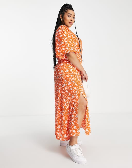 ASOS DESIGN Curve – Midikleid mit Flügelärmeln in Rot mit Blumenmuster, 4 von 4