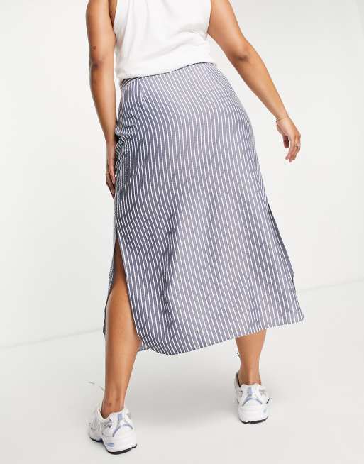ASOS DESIGN Curve – Midirock aus gestreiftem Seersucker mit Knopfleiste und Gürtel, 2 von 4