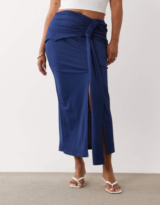 ASOS DESIGN Curve Midirock im Sarong-Stil mit Raffungen in Marineblau, 3 von 5
