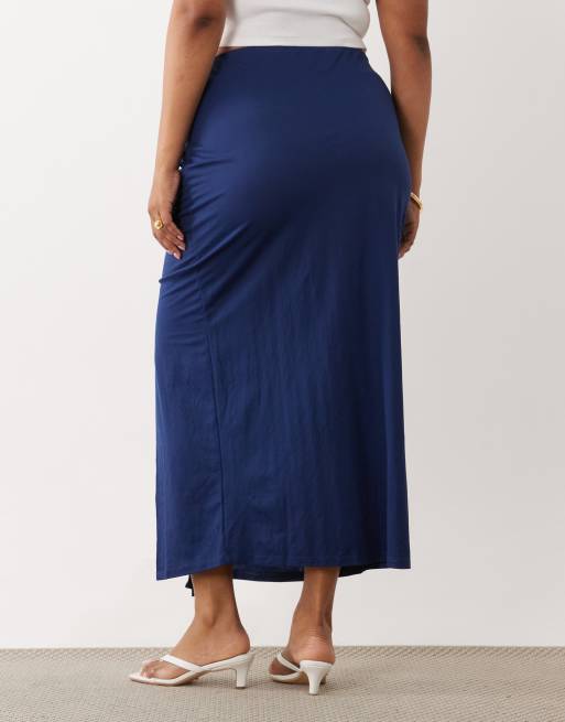 ASOS DESIGN Curve Midirock im Sarong-Stil mit Raffungen in Marineblau, 5 von 5