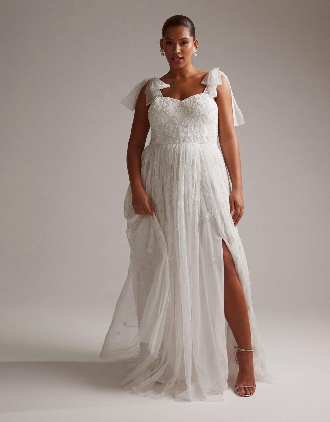 ASOS DESIGN Curve – Mila – Robe de mariée en tulle avec fleurs ornementées et bretelles nouées – Ivoire Tenues pour la mariée moderne The Wedding Explorer