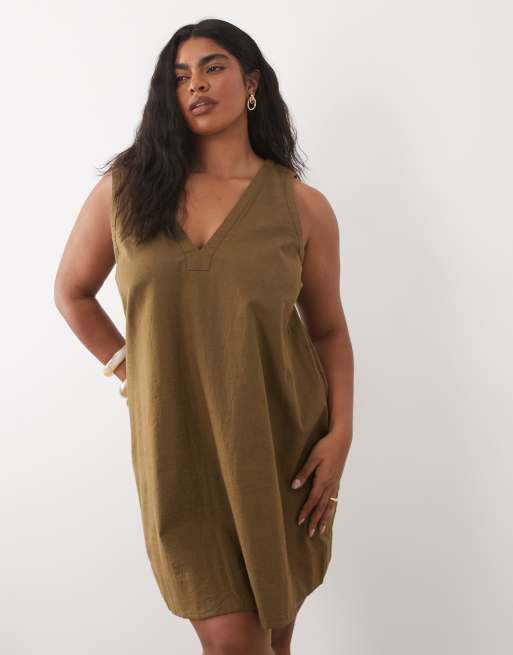 ASOS DESIGN Curve – Mini-Hängerkleid aus Baumwoll-Leinen in Moosgrün mit V-Ausschnitt, 2 von 4