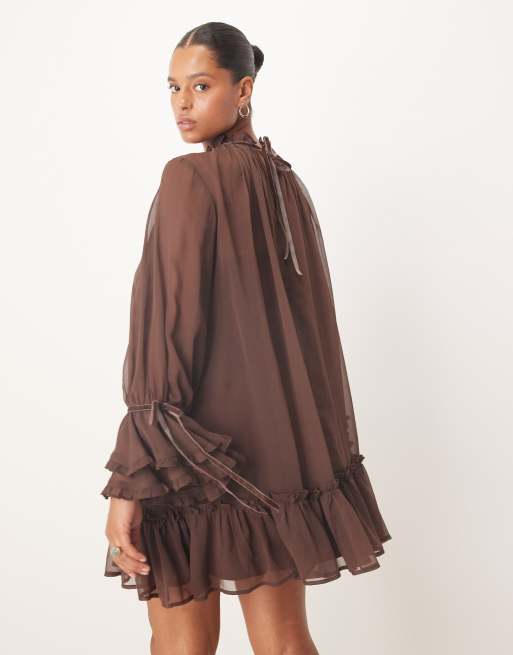 ASOS DESIGN Curve – Mini-Hängerkleid in Schokobraun mit gestuften, gerüschten Bündchen und Samtschleifen, 4 von 4