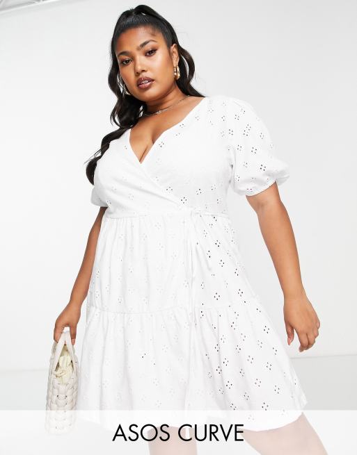 ASOS DESIGN Curve - Mini jurk met broderie en overslag in wit