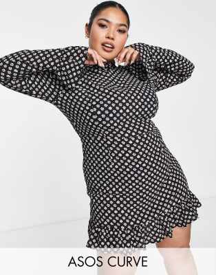 ASOS DESIGN Curve - Mini-jurk met ruches langs de hals, uitlopende mouwen en madeliefjesprint in zwart