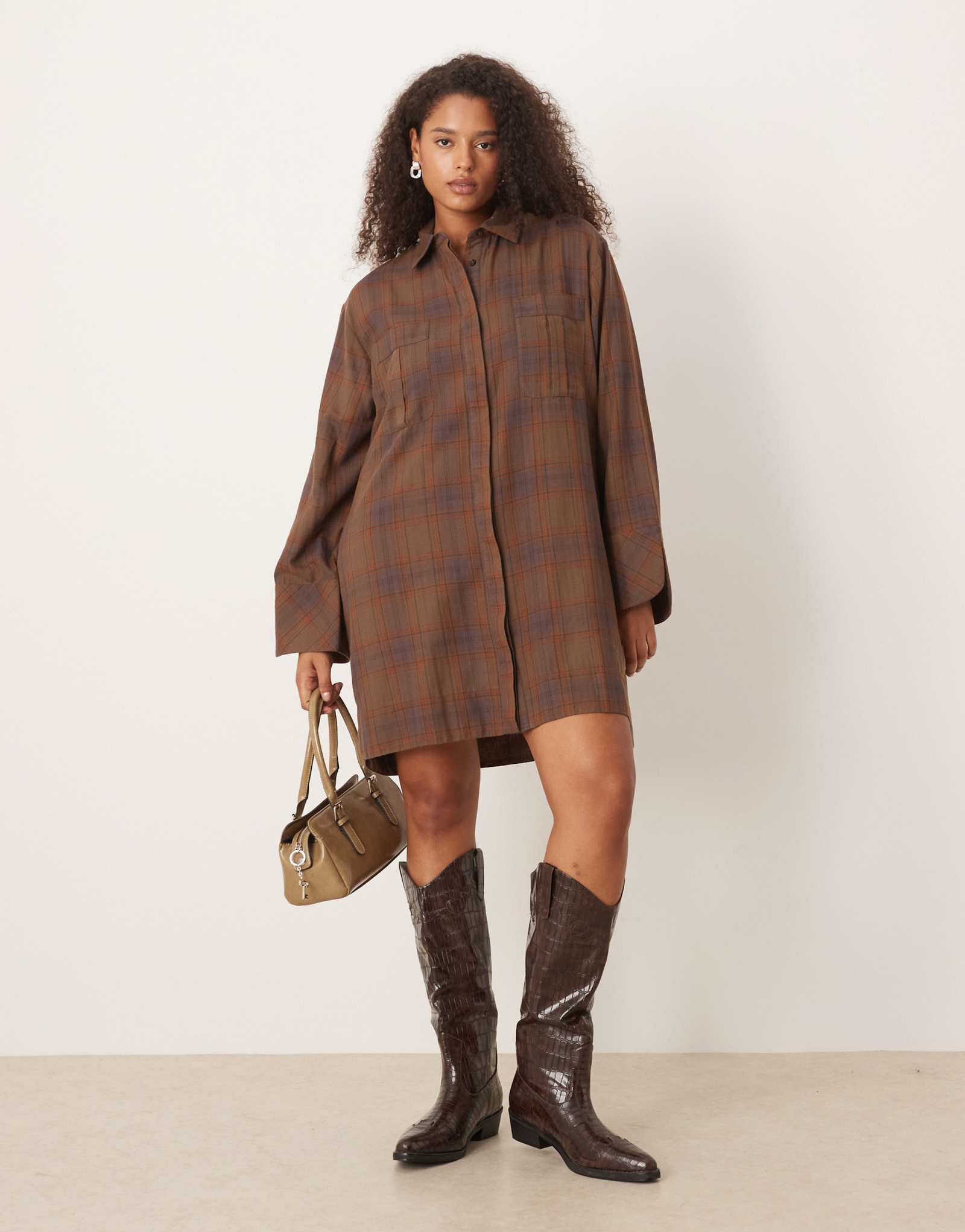 Мини-платье-рубашка ASOS DESIGN Curve в коричневую клетку с широкими манжетами и большими карманами