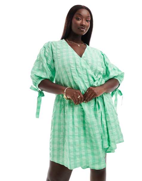 ASOS DESIGN Curve - Mini smockjurk met overslag en felgekleurde gingham ruit - view 1