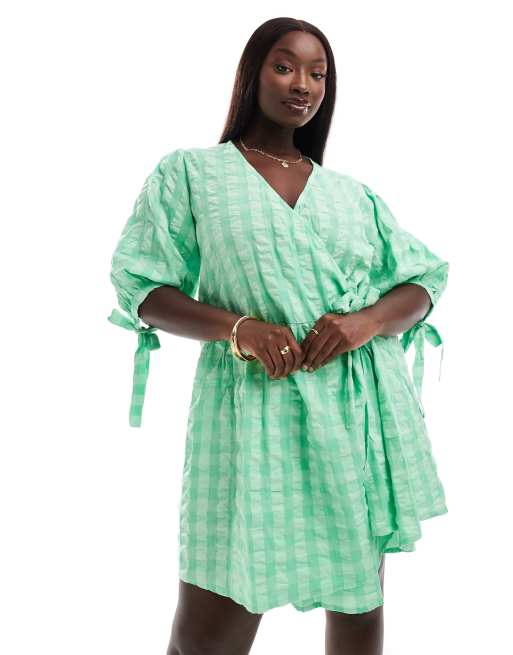 ASOS DESIGN Curve - Mini smockjurk met overslag en felgekleurde gingham ruit