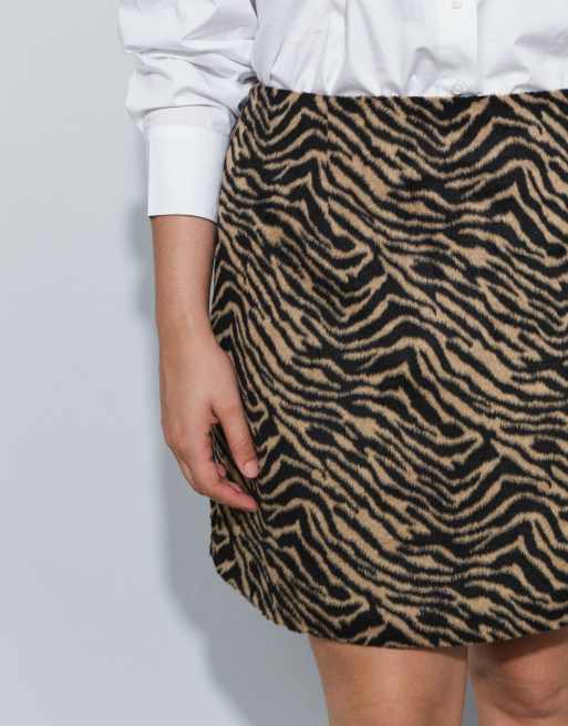ASOS DESIGN Curve mini spódnica we wzór zwierzęcy z meszkiem, 3 z 5